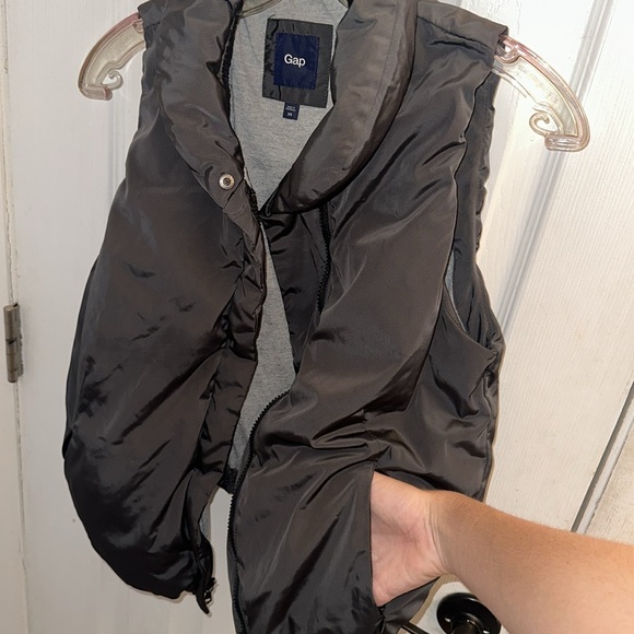 Grey/Black womens GAP sleevelesspuffer jacket - Picture 4 of 5
